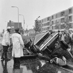 128464 Afbeelding van een verongelukte auto op de Kardinaal de Jongweg te Utrecht, ter hoogte van de kruising van met ...